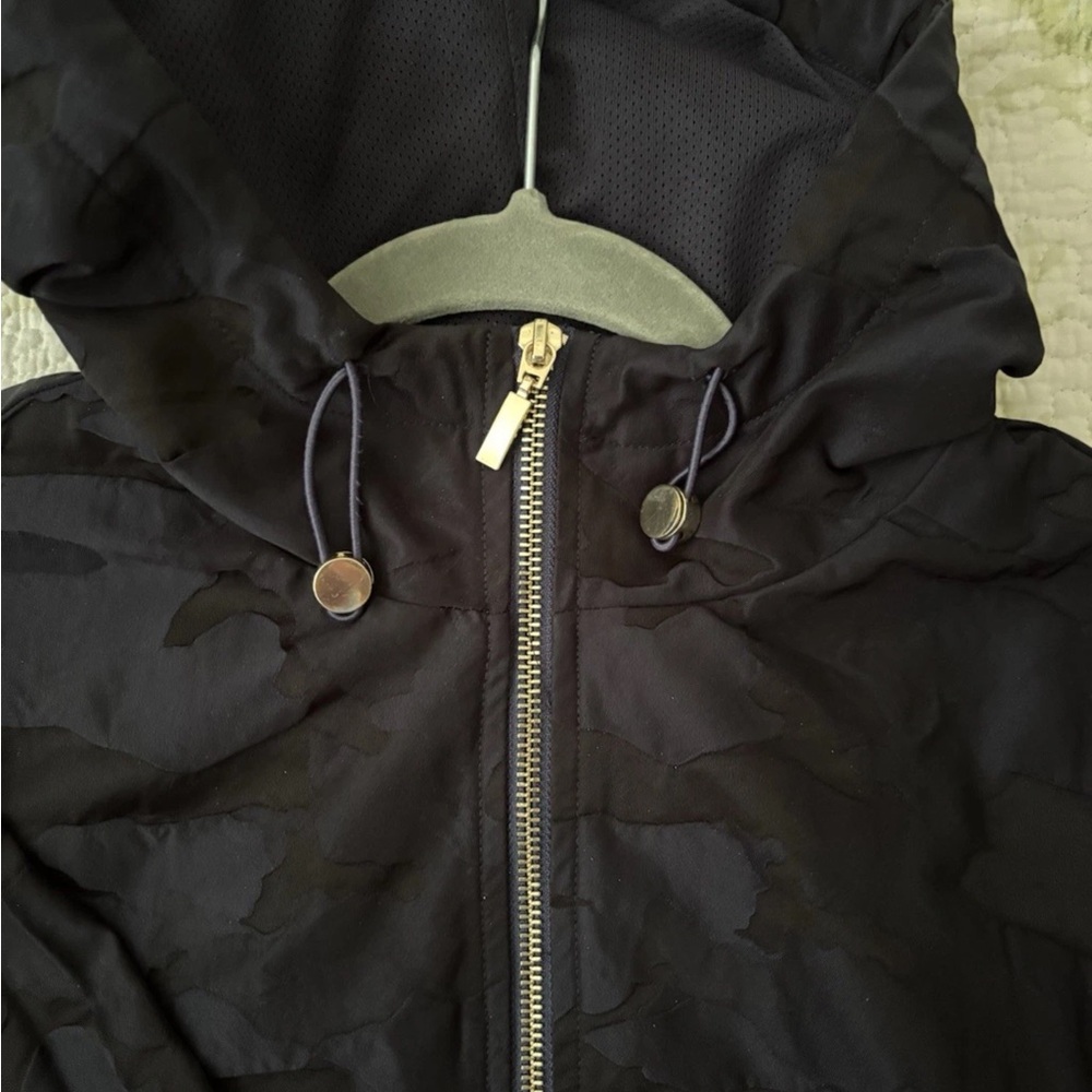 Chico's Zenergy Navy Embossed Camo Print Anorak Jacket Size 3=16/18 - Picture 5 of 8
